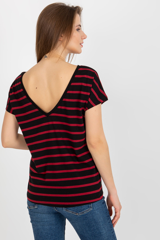 Černočervený výstřih trička na zádech...