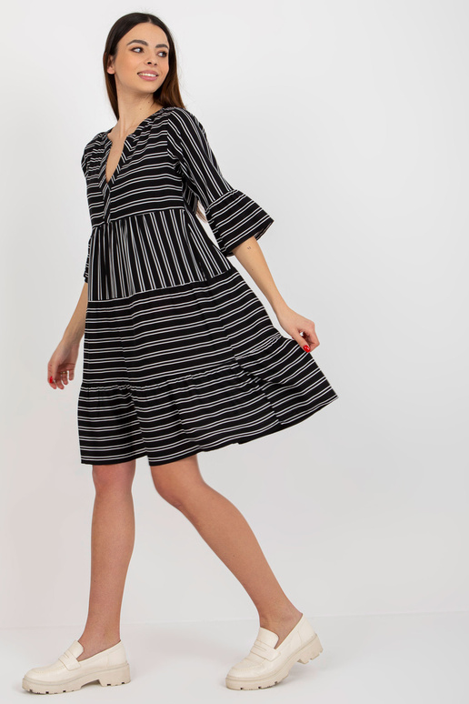 Černé volné pruhované šaty s volánem...