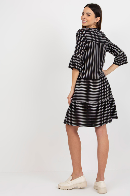 Černé volné pruhované šaty s volánem...
