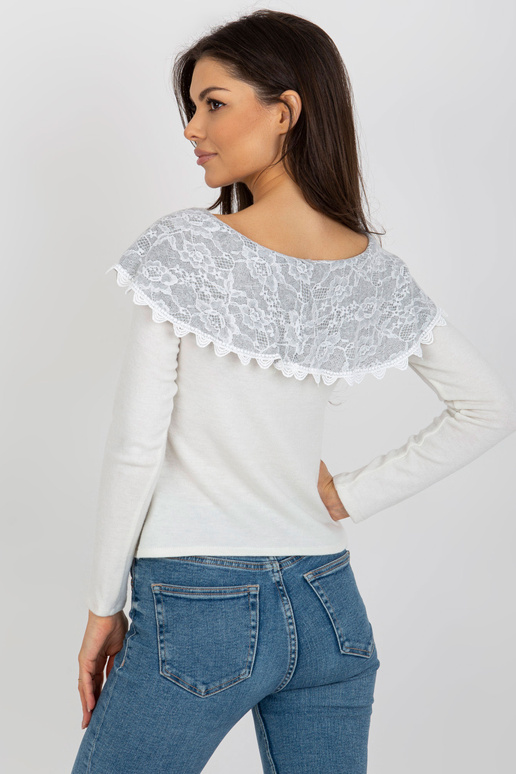 Béžový a šedý svetr s odhalenými...