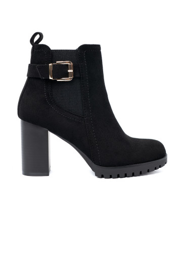 Černé boty na podpatku