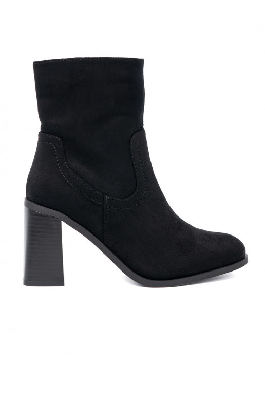 Černé boty  o klasycznym kroju