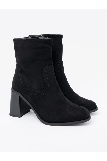 Černé boty  o klasycznym kroju 2