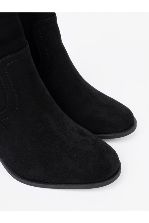 Černé boty  o klasycznym kroju