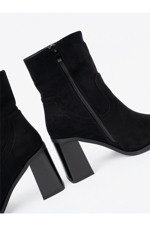 Černé boty  o klasycznym kroju