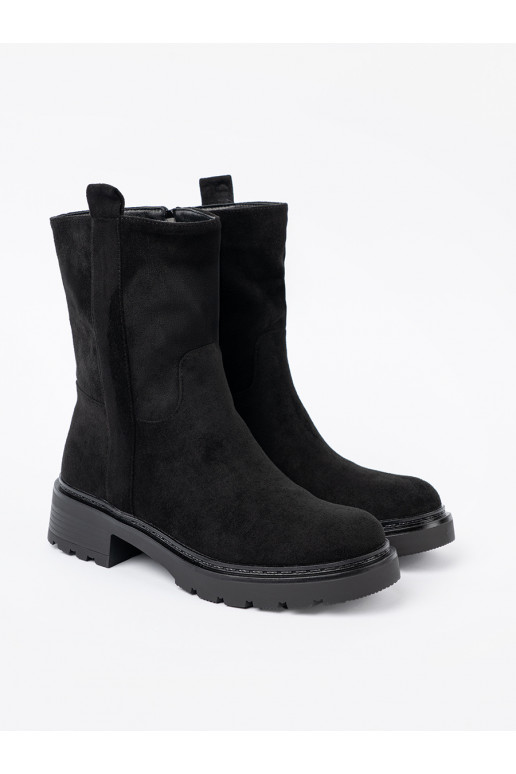 Černé boty s masivním podpatkem z cholewką 