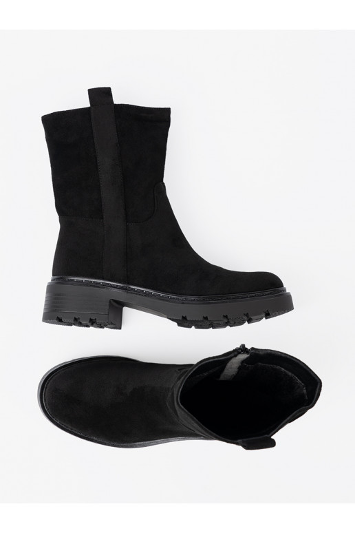 Černé boty s masivním podpatkem z cholewką 