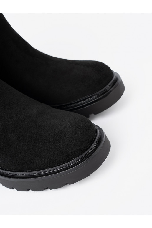 Černé boty s masivním podpatkem z cholewką 