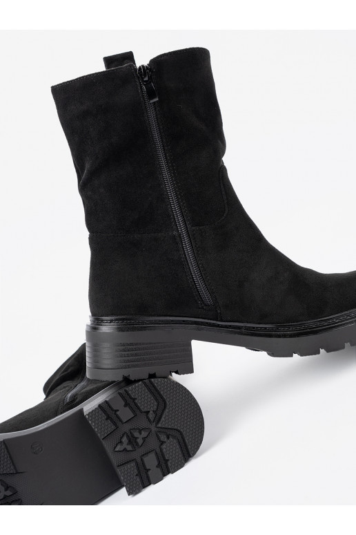 Černé boty s masivním podpatkem z cholewką 