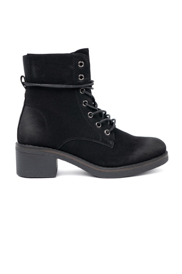Černé boty se šněrováním