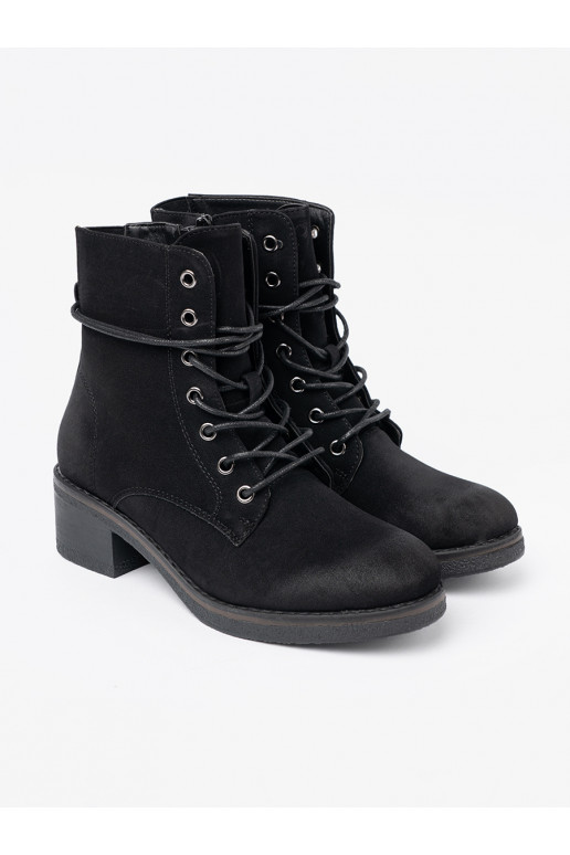 Černé boty se šněrováním 