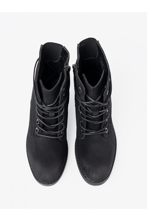 Černé boty se šněrováním 