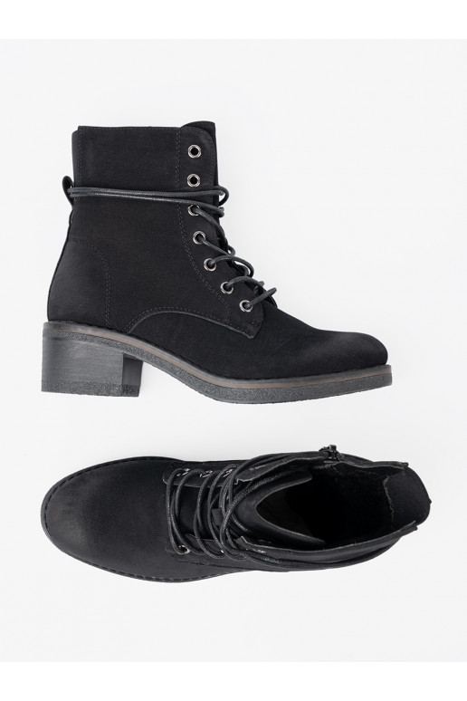 Černé boty se šněrováním 