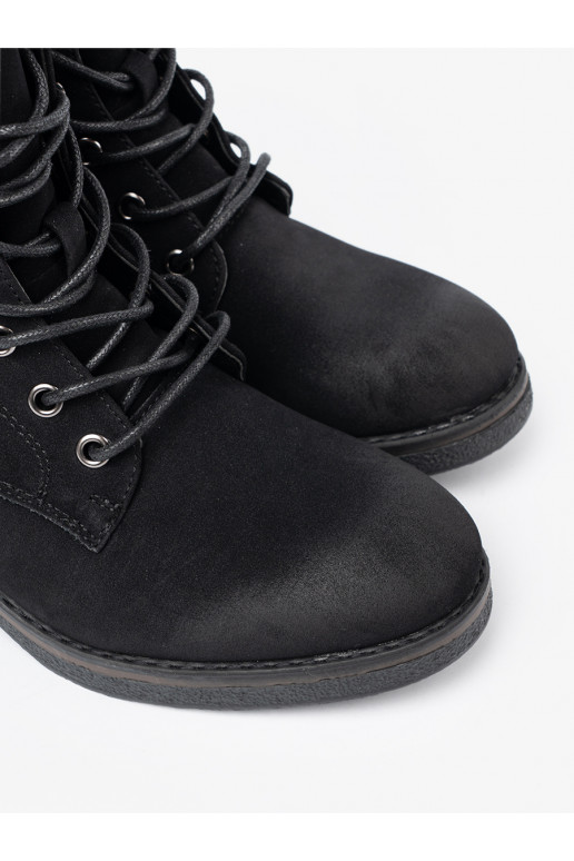 Černé boty se šněrováním 