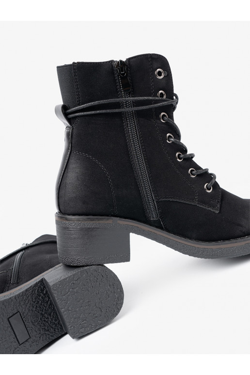 Černé boty se šněrováním 