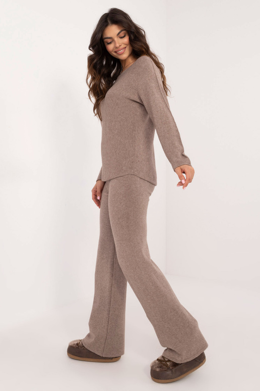 Tmavě béžová souprava