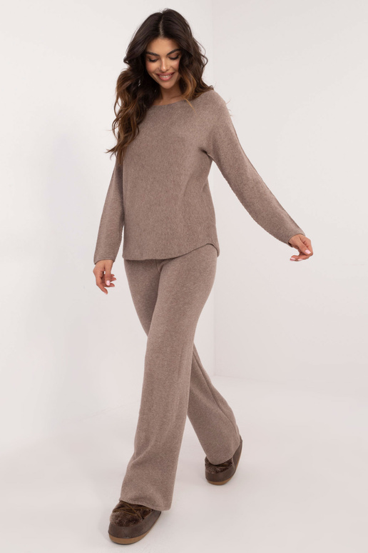 Tmavě béžová souprava