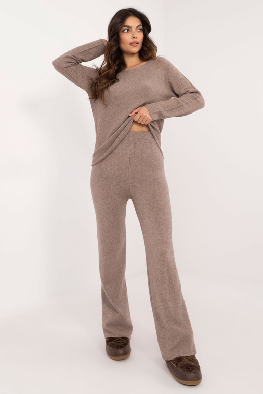 Tmavě béžová souprava