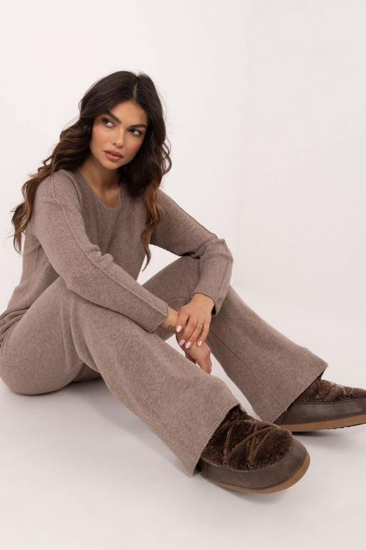 Tmavě béžová souprava