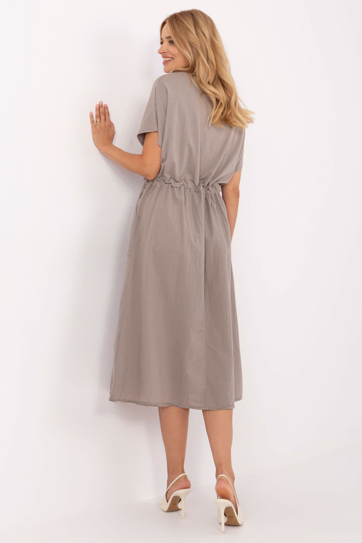 Šaty v tmavě béžové barvě