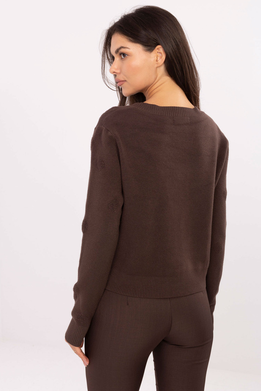 Tmavě hnědý svetr