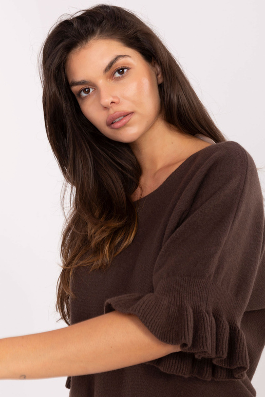 Tmavě hnědý svetr