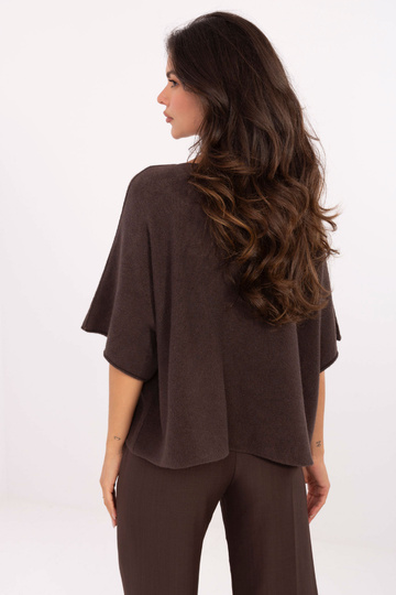 Tmavě hnědý svetr