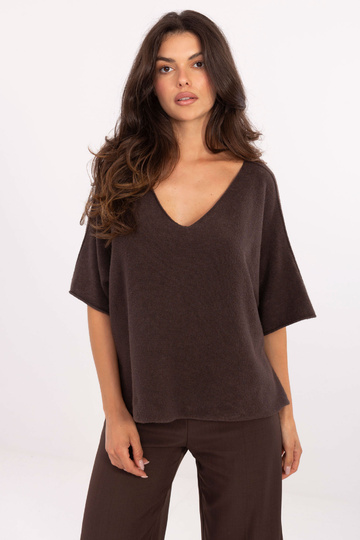 Tmavě hnědý svetr 2