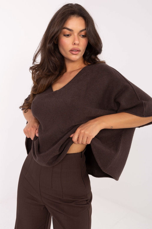 Tmavě hnědý svetr