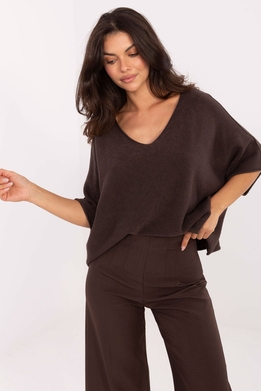 Tmavě hnědý svetr