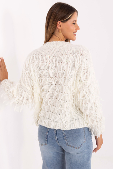 Svetr v barvě přírodní látky