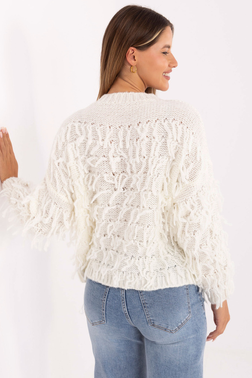 Svetr v barvě přírodní látky