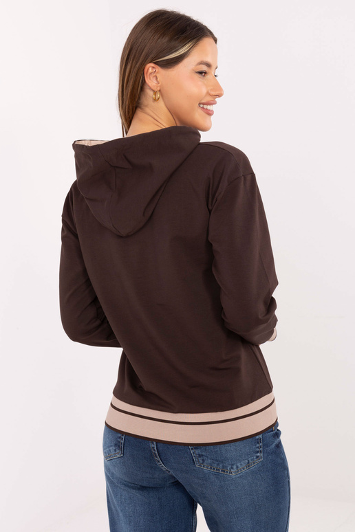 Tmavě hnědý svetr