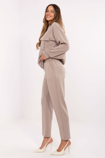 Sada tmavě béžové barvy