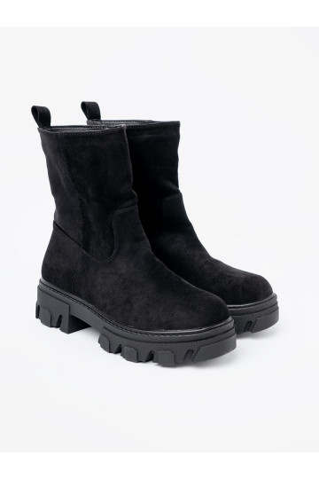 Černé boty o minimalistycznym kroju 2