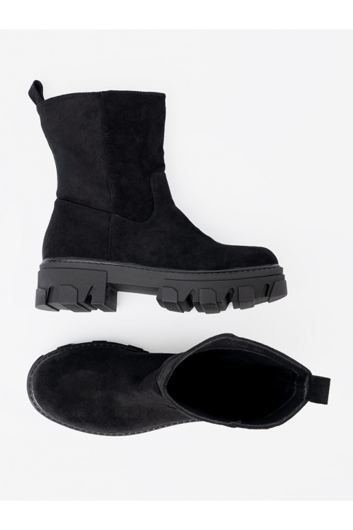 Černé boty o minimalistycznym kroju