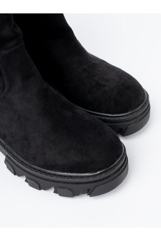 Černé boty o minimalistycznym kroju