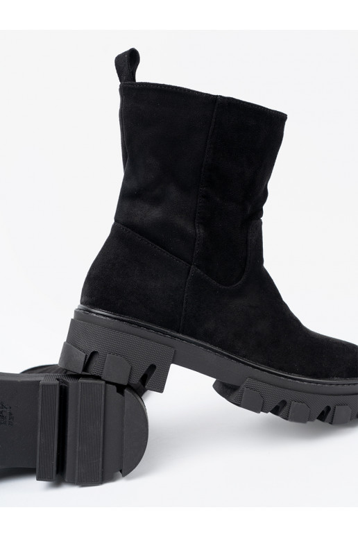 Černé boty o minimalistycznym kroju