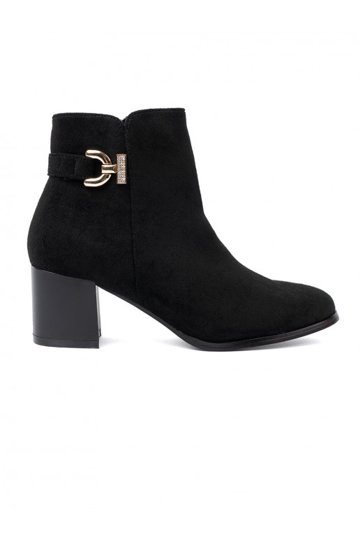  Černé boty z eleganckim zdobieniem