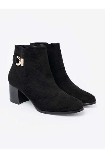 Černé boty z eleganckim zdobieniem 2