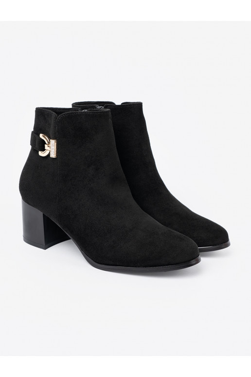  Černé boty z eleganckim zdobieniem