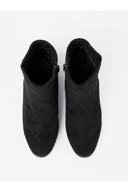  Černé boty z eleganckim zdobieniem