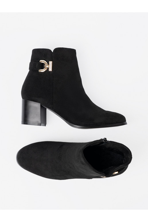  Černé boty z eleganckim zdobieniem