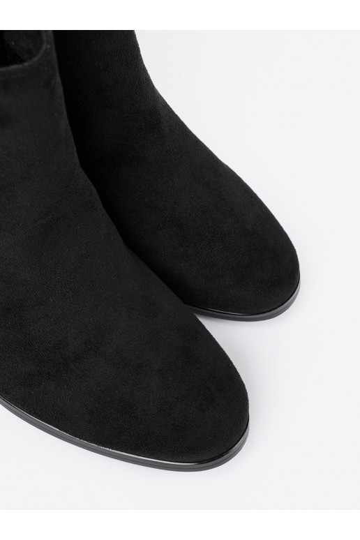  Černé boty z eleganckim zdobieniem