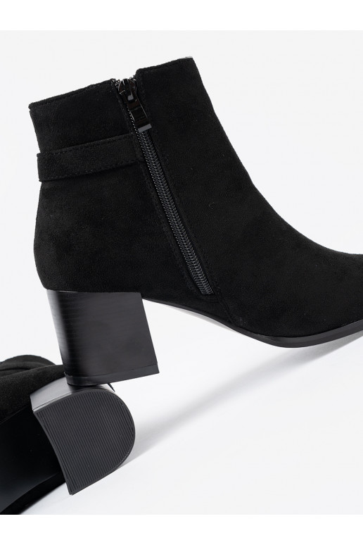  Černé boty z eleganckim zdobieniem