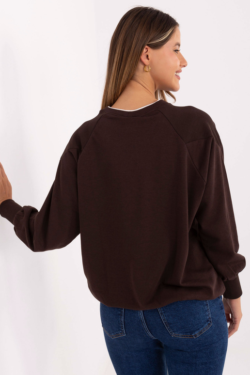 Tmavě hnědý svetr