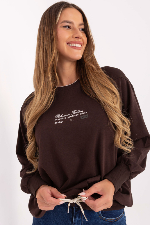 Tmavě hnědý svetr