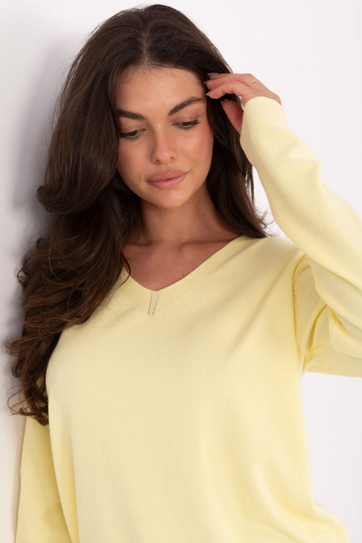 Svetle žlutý svetr