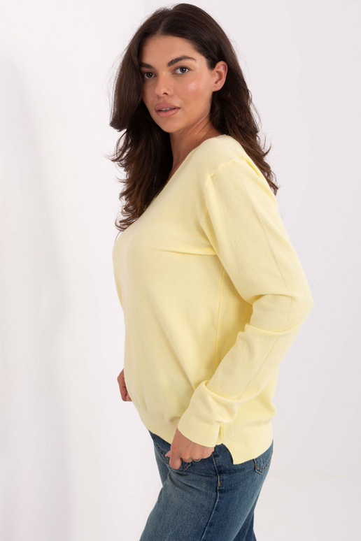 Svetle žlutý svetr