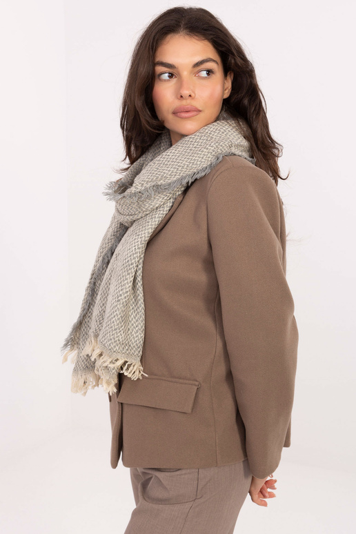 Světlý šedý šál